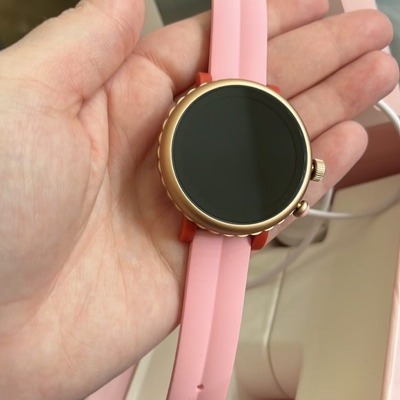 Kate Spade Scallop Smartwatch - Picture 3 of 3